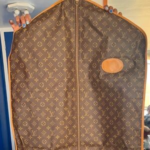 Authentic LV Garment Bag, fine bag in GREAT condition bag was stored properly...